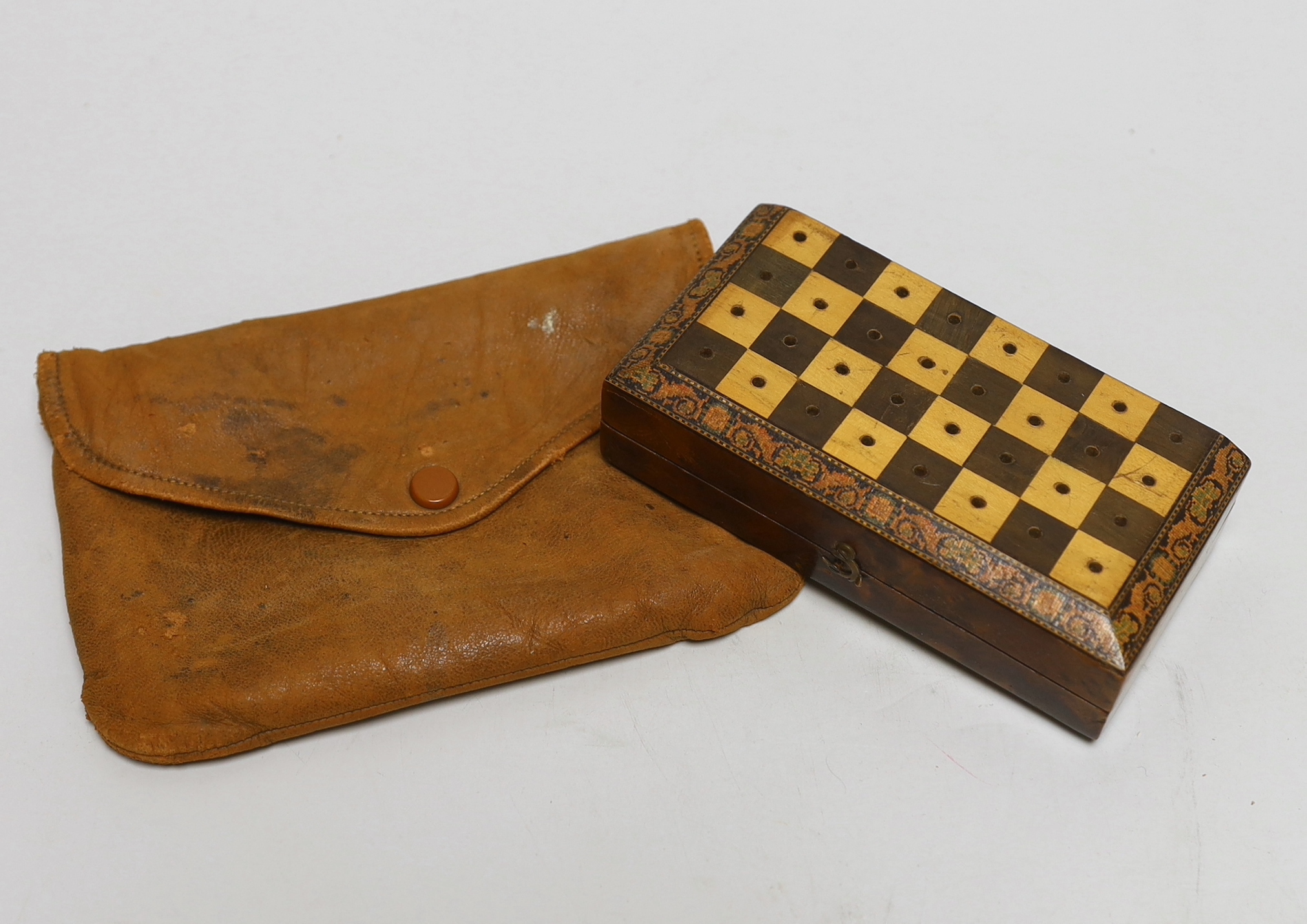 A Continental amboyna and tesserae mosaic banded travelling chess set, containing barleycorn pattern bone chess pieces